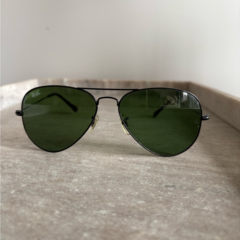 Ray-Ban Aviator Black Frame Sunglasses with Green Lenses